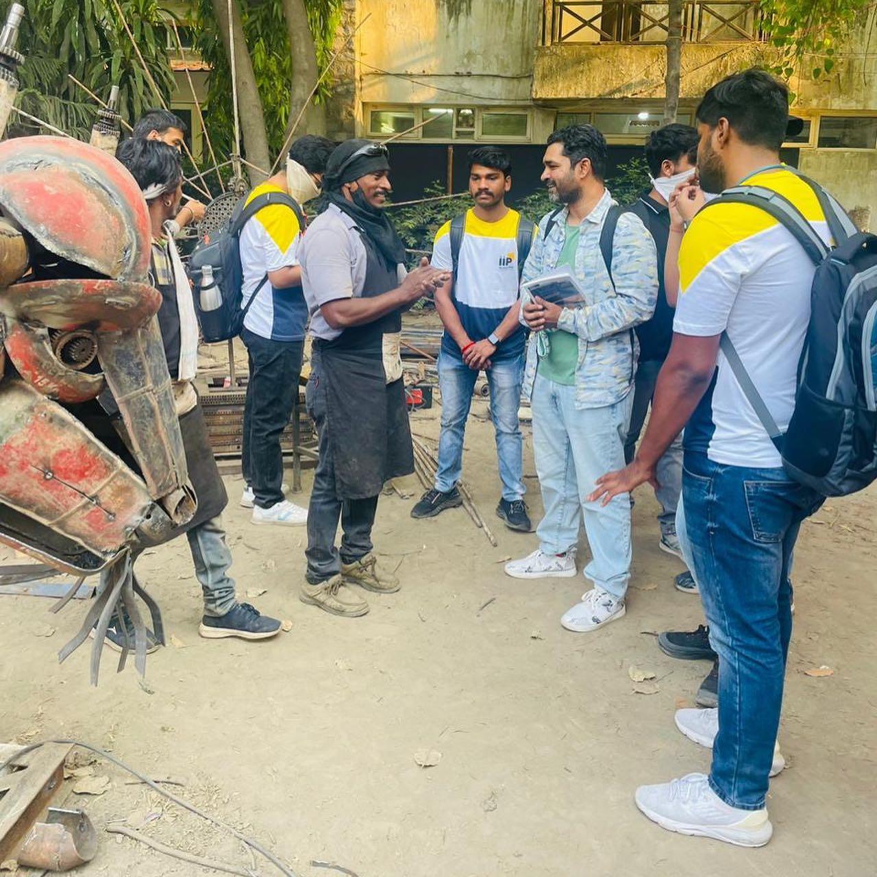 Students of IIPCCA visited Garhi with their mentors to learn and gain the process of making beautiful sculptures and the precision artists put in waste